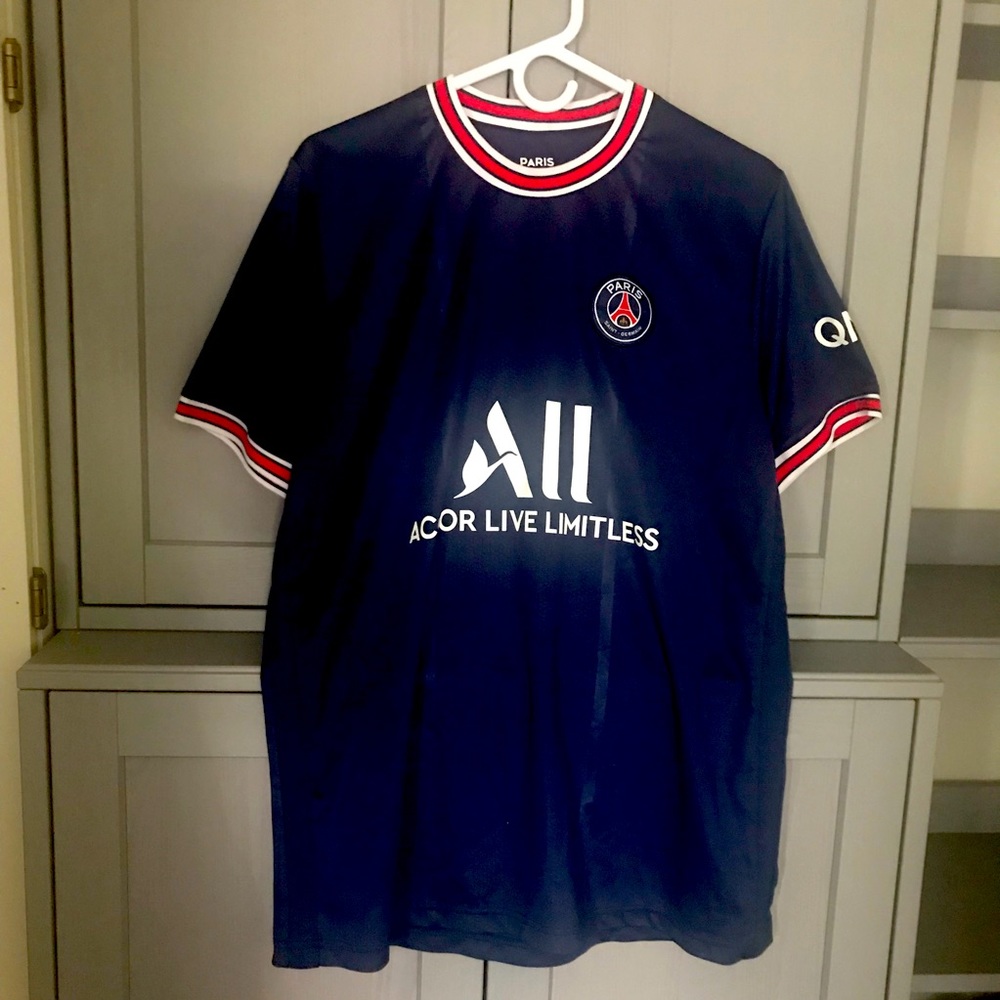 Paris Saint Germain accor live limitless jersey size XL.